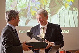 Der Rektor der TU Dresden, Prof. Hans Müller-Steinhagen, gratuliert dem Dekan der Fakultät Bauingenieruwesen, Prof. Rainer Schach, zum Geburtstag